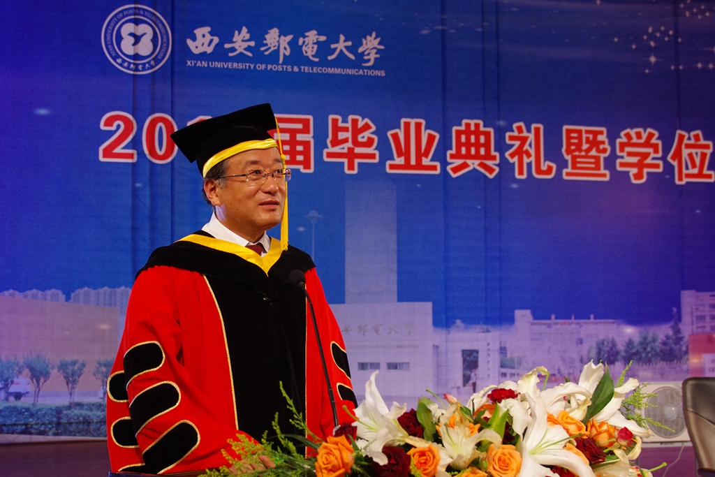 学位委员会主任委员、校长崔智林作毕业致辞